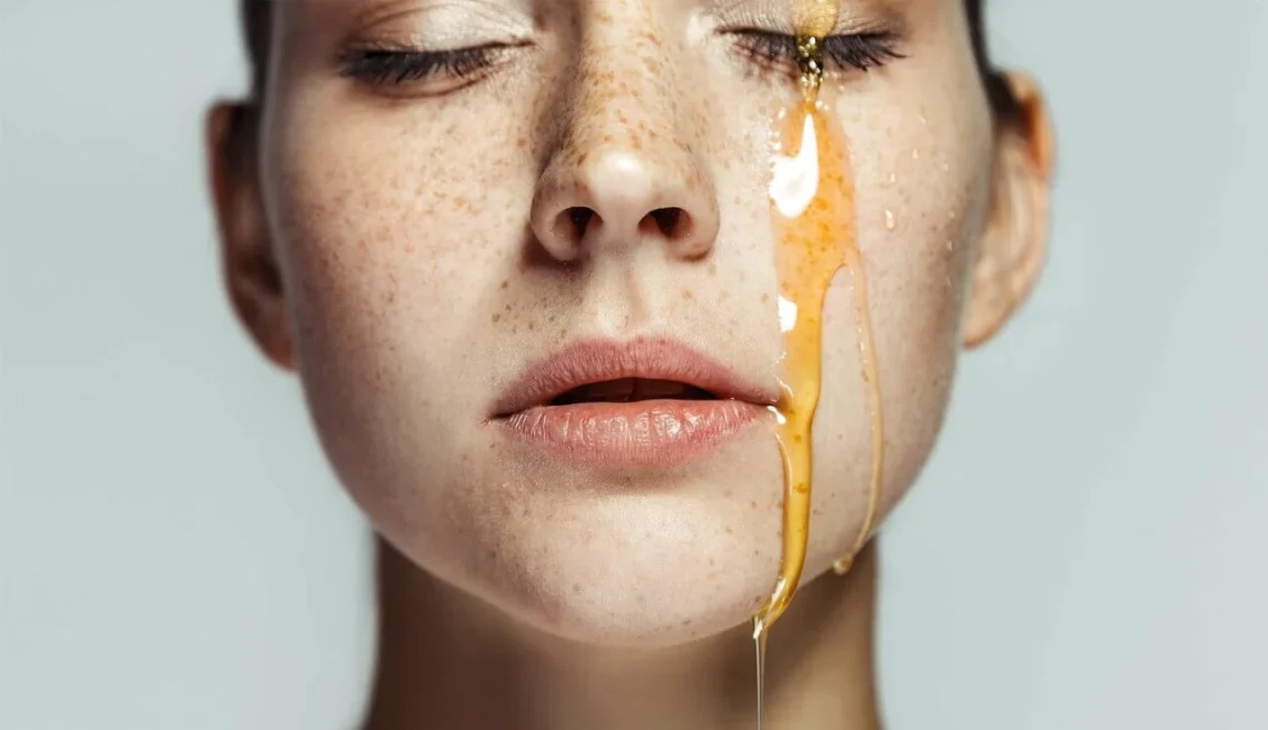 honey-on-oily-skin